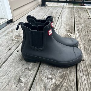 LIKE NEW Hunter Booters Black Chelsea Ankle Boots